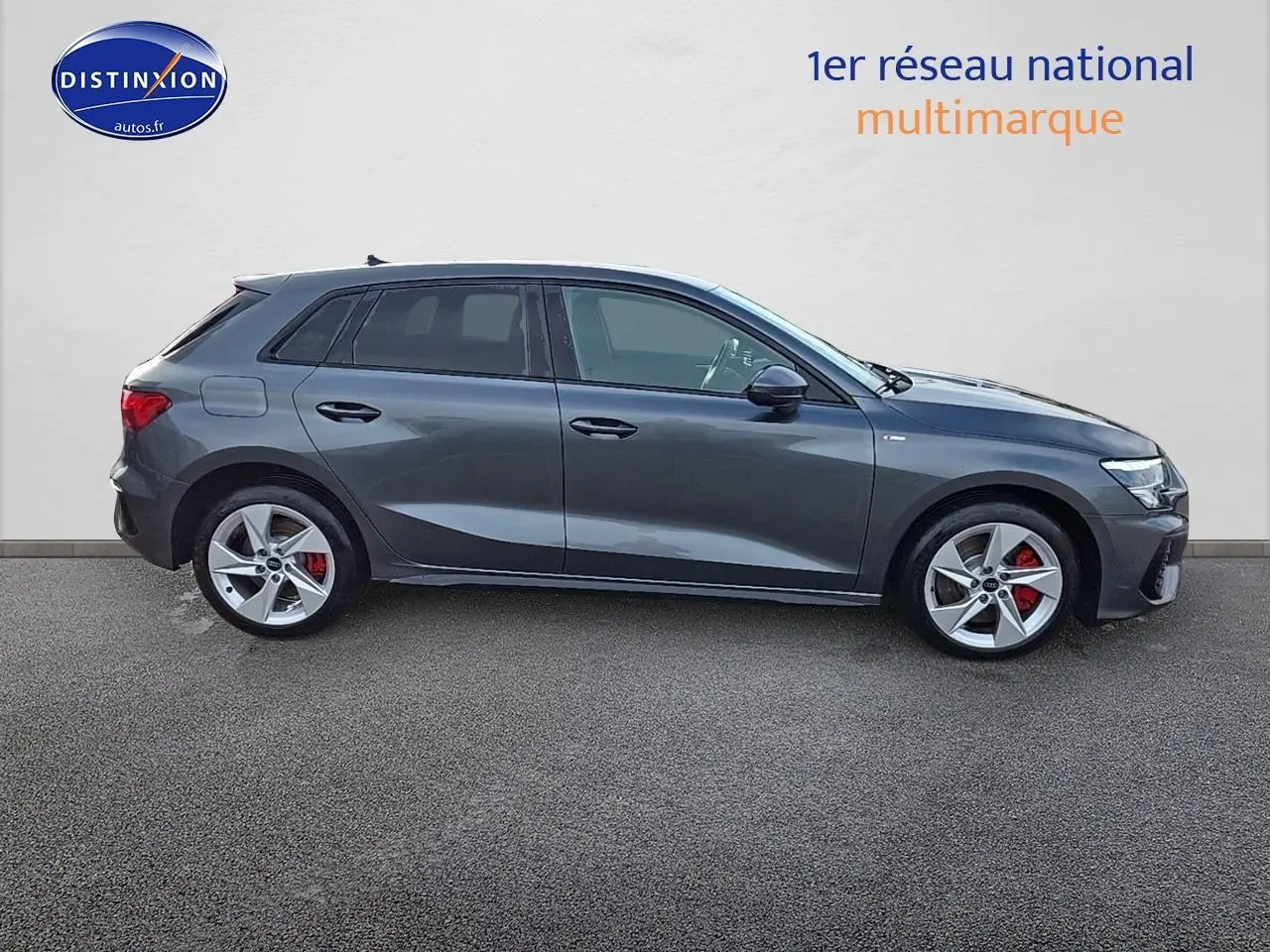 Profil droit de l'Audi A3 Sportback 45 TFSI e 245 S line gris Daytona avec jantes alliage et étriers rouges.