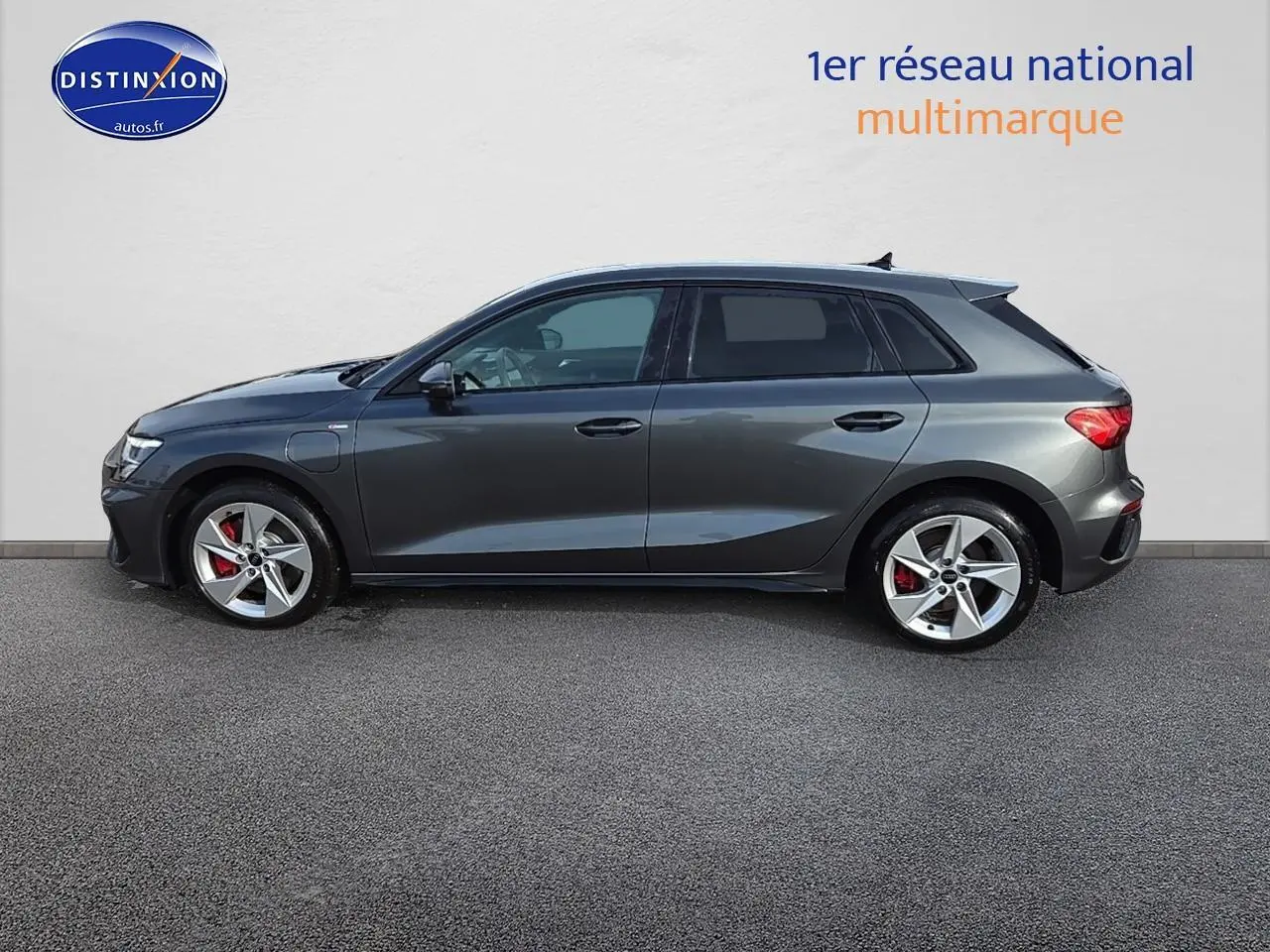Vue latérale droite d'une Audi A3 Sportback gris Daytona avec jantes alliage 17 pouces et étriers de frein rouges.