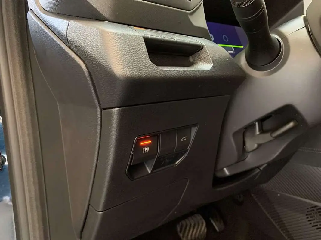 Gros plan sur les commandes sous le tableau de bord côté gauche du Dacia Bigster Hybrid 155 Journey Plus 2026.