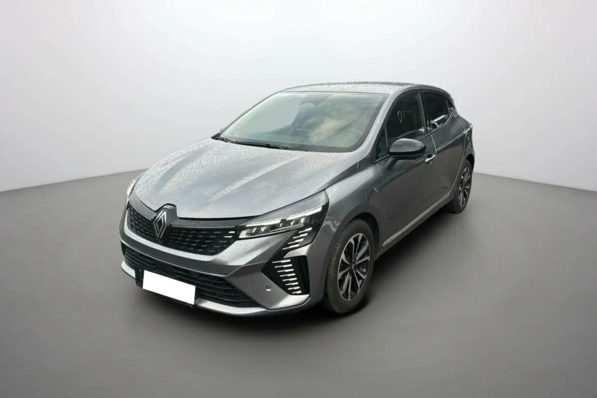 Renault Clio V TCE 90 Techno Plus gris schiste vue 3/4 avant avec feux LED et jantes alu noires.