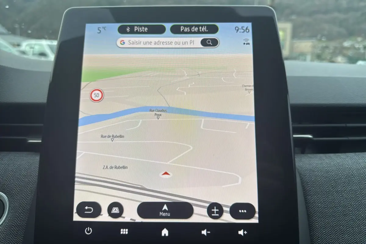Écran tactile central du système de navigation Easy Link de la Renault Clio 2025, affichant une carte GPS.