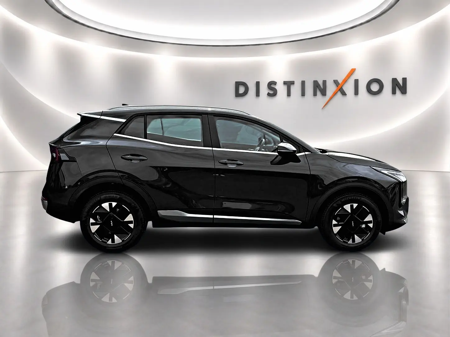 Profil droit du KIA SPORTAGE 1.6 hybride 239 gris eclipse, avec jantes alu noires et toit noir brillant.