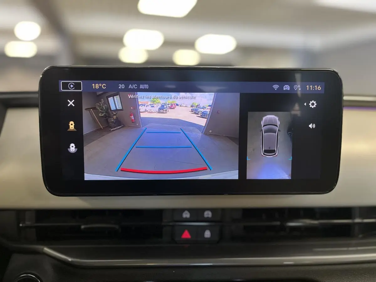 Écran central de la FIAT 600 blanc 2024 montrant la caméra de recul et la vue 360° du véhicule en stationnement.