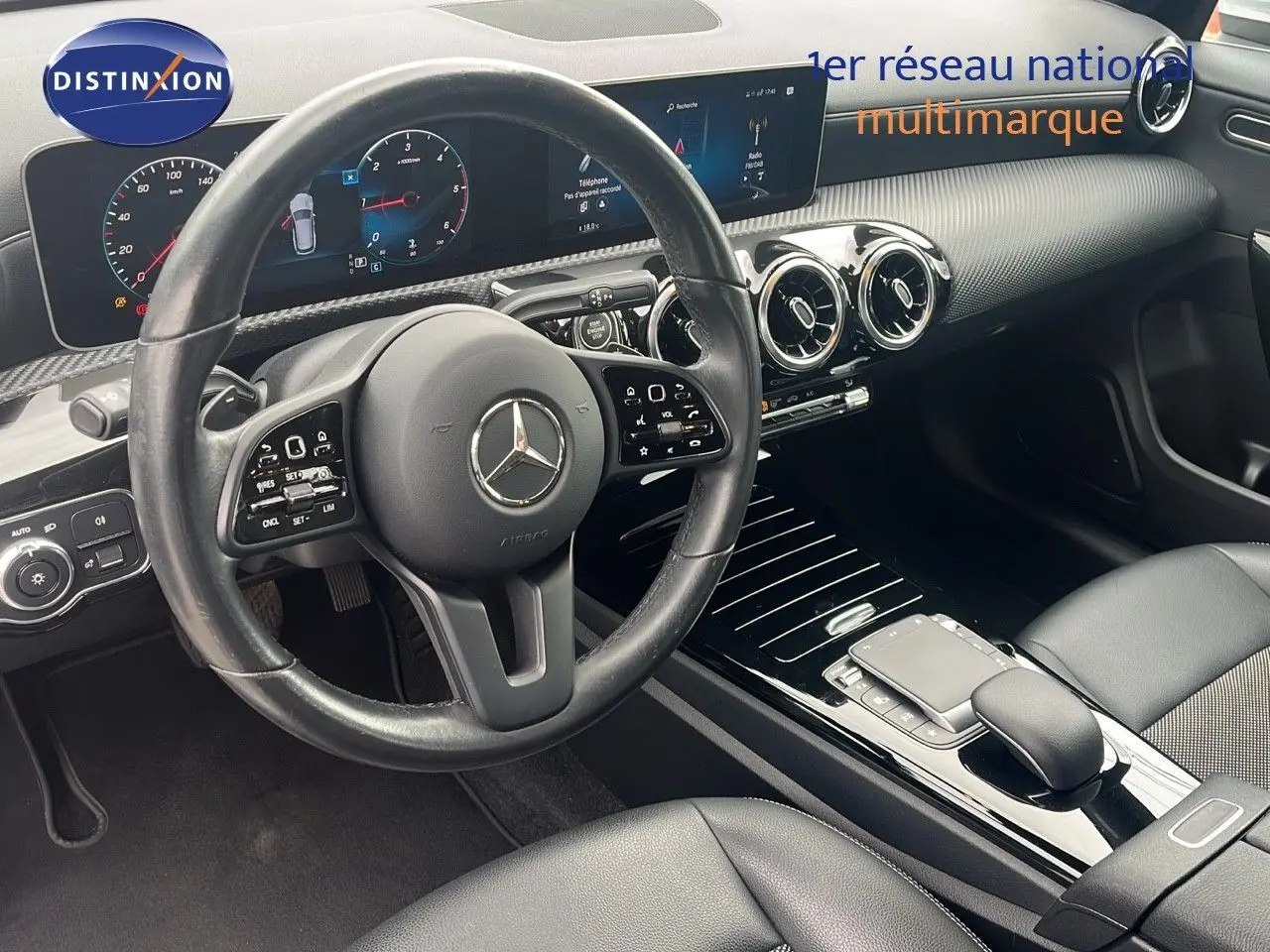 Intérieur noir de la Mercedes Classe CLA Shooting Brake 180 2020, vue sur le volant et la console centrale moderne.