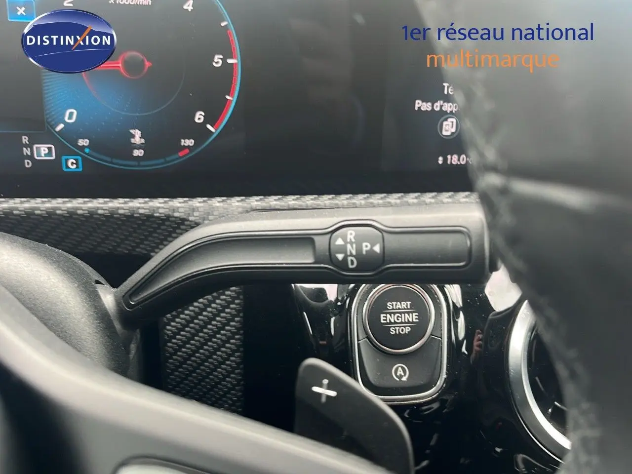 Gros plan sur la commande de boîte automatique et le bouton start/stop d'une Mercedes CLA Shooting Brake argent iridium.