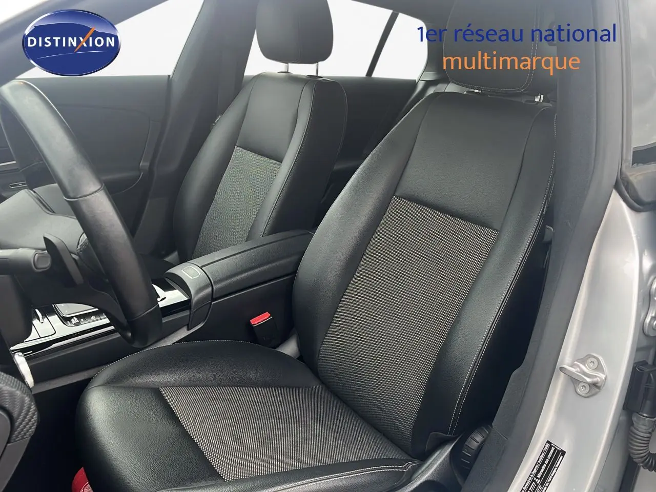 Vue intérieure côté conducteur des sièges en cuir noir et tissu gris d'une Mercedes CLA Shooting Brake argent iridium 2020.