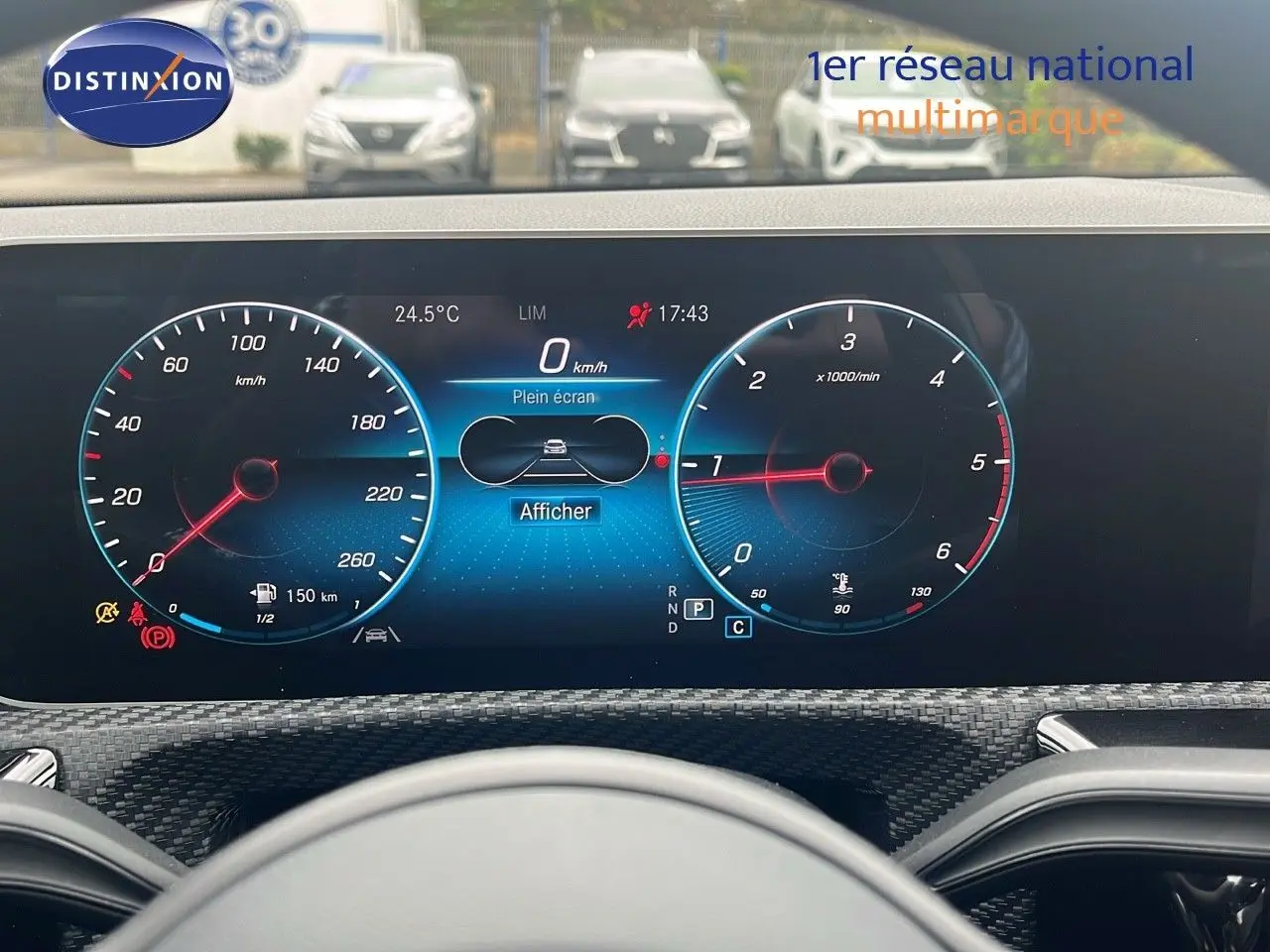 Tableau de bord numérique de Mercedes Classe CLA Shooting Brake 180 diesel, affichage vitesse et compte-tours en bleu.