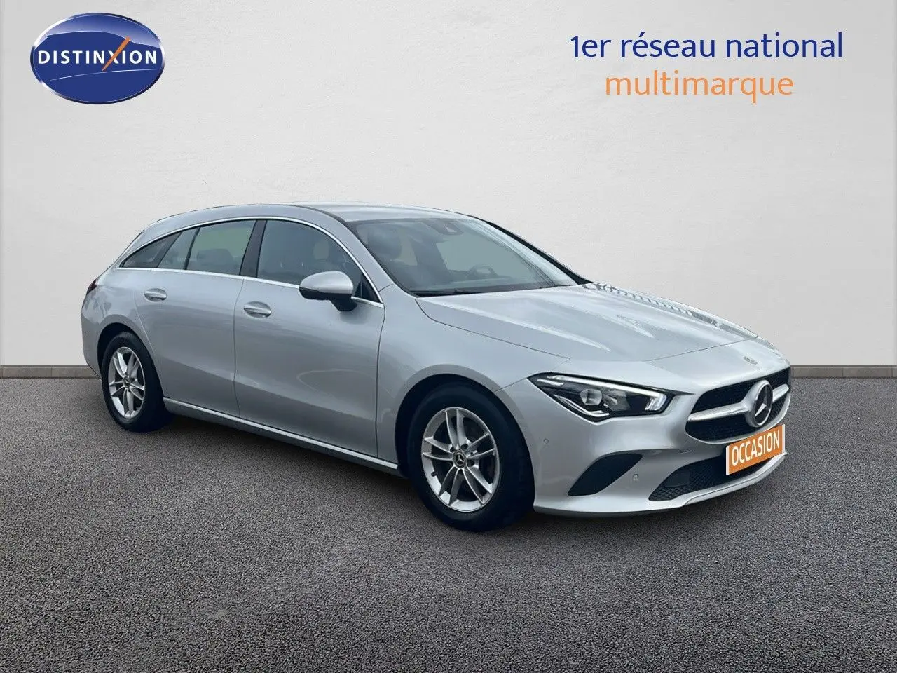 Mercedes Classe CLA Shooting Brake 180 diesel argent iridium, vue 3/4 avant côté gauche, élégante et moderne.