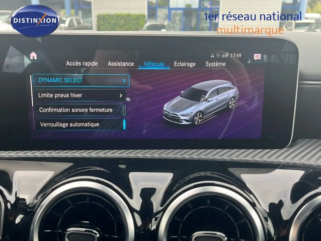 Affichage du tableau de bord d'une Mercedes Classe CLA Shooting Brake 180 argent iridium, vue du poste de conduite