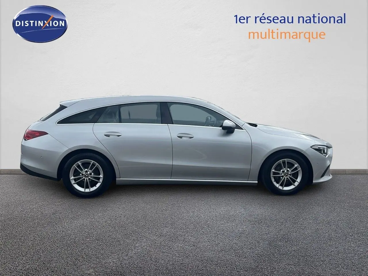 Profil droit d'une Mercedes Classe CLA Shooting Brake 180 diesel en argent iridium métallisé, avec jantes alliage et lignes fluides.