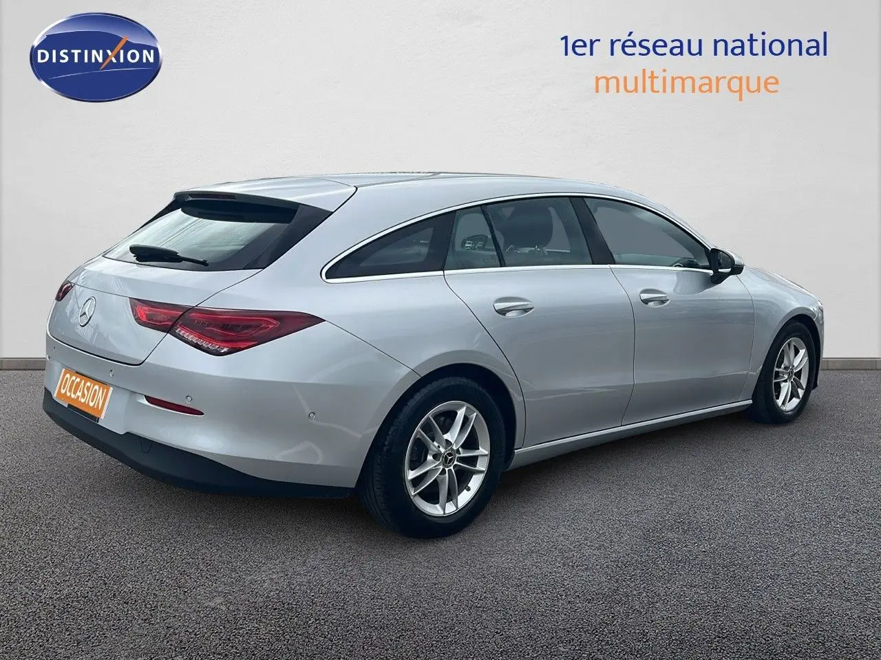 Vue 3/4 arrière droite d'une Mercedes CLA Shooting Brake 180 diesel en argent iridium métallisé, avec jantes alliage.