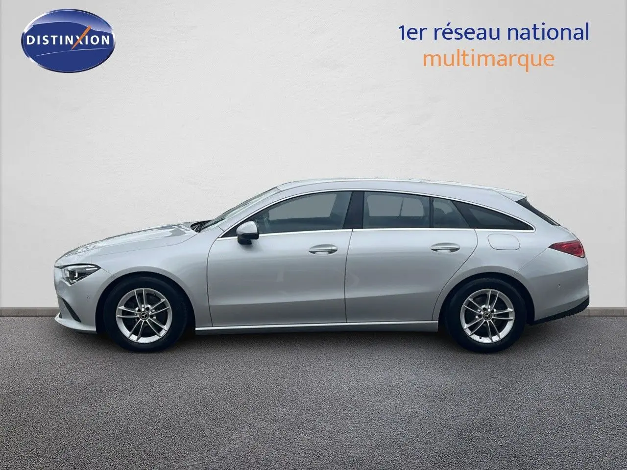 Profil côté gauche d'une Mercedes Classe CLA Shooting Brake 180 argent iridium métal sur fond clair.