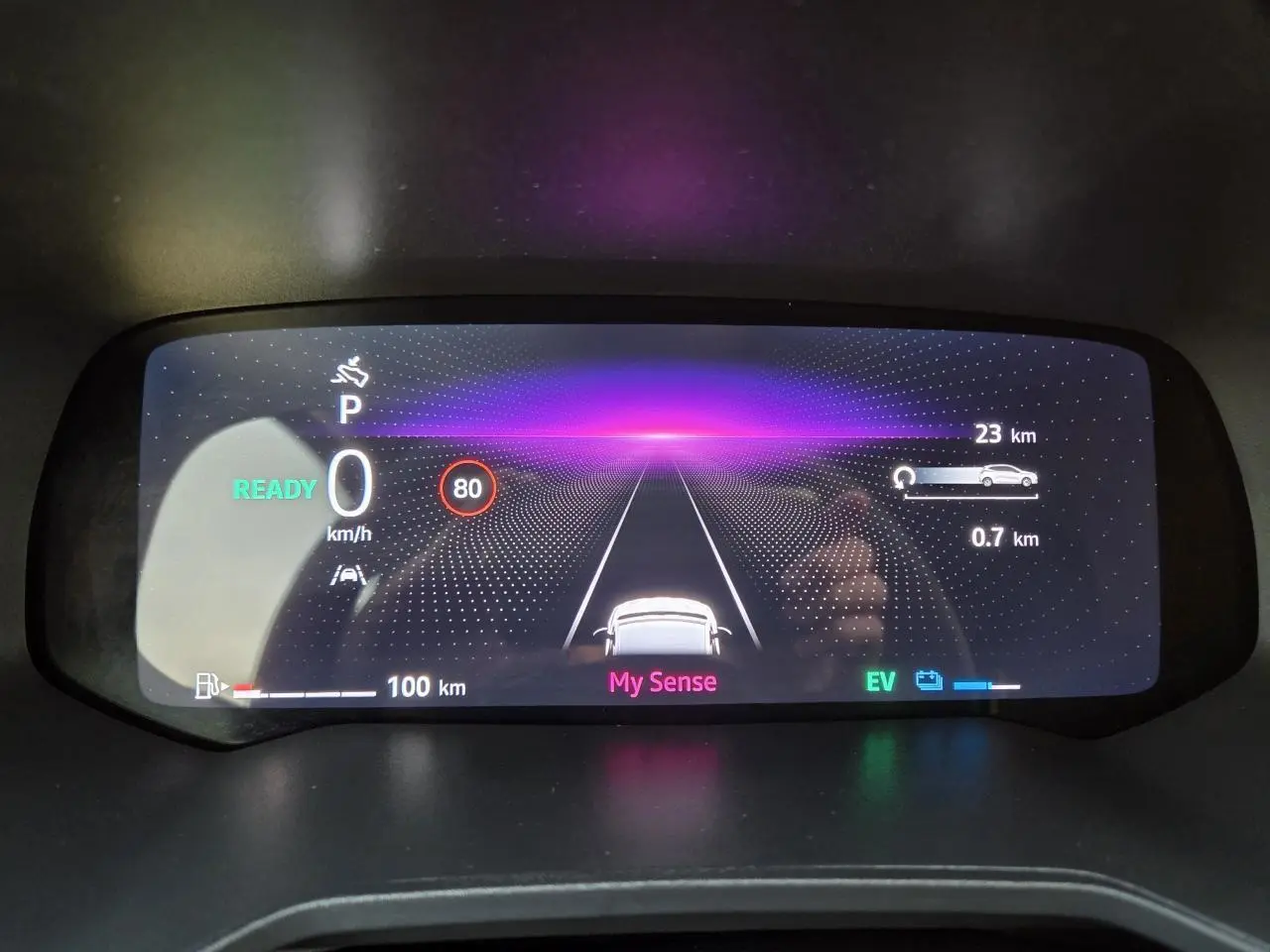 Affichage numérique du tableau de bord de la Renault Clio hybride 2025 montrant la vitesse, mode My Sense et autonomie électrique.