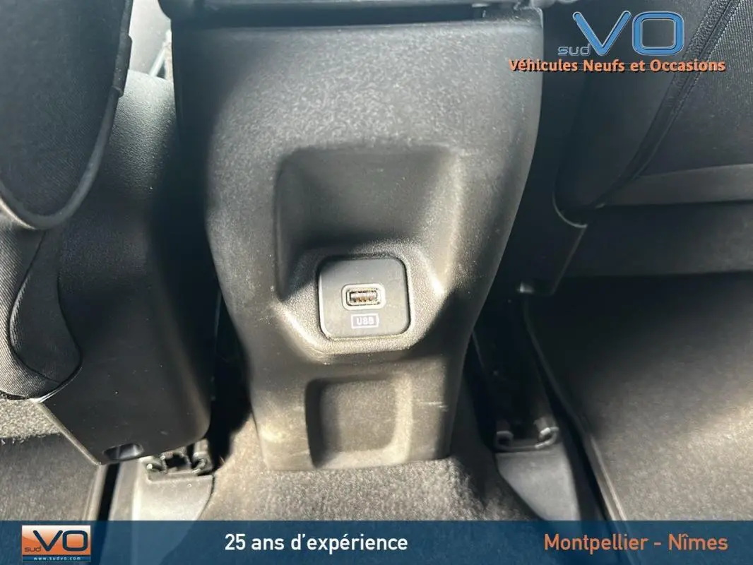 Prise USB arrière visible entre les sièges noirs du Fiat 500X MY23 noir, intérieur épuré et fonctionnel.