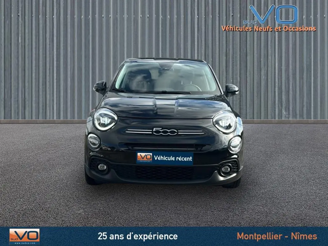 Vue avant d'une FIAT 500X noire 2023 avec phares ronds et logo 500 centré sur la calandre.