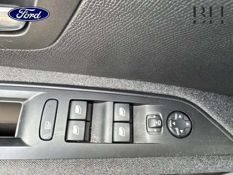 Commande des vitres électriques et réglage des rétroviseurs sur la porte côté conducteur d’un Peugeot 5008 gris Artense.