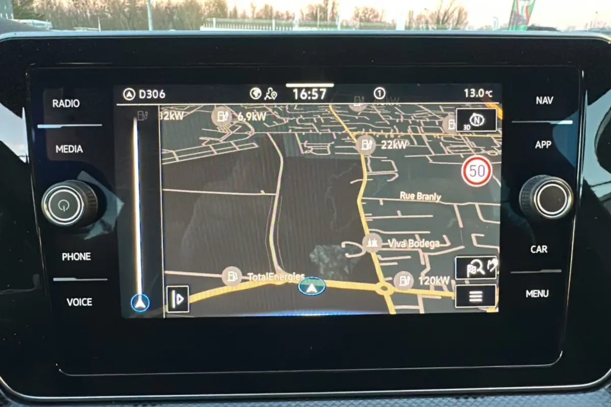 Écran de navigation GPS du Volkswagen T-Cross TSI 116 DSG7 R-Line affichant une carte détaillée.