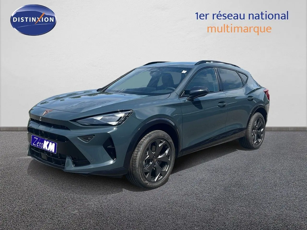 Vue 3/4 avant d'un CUPRA Formentor bleu fjord métallisé avec jantes noires et détails sportifs visibles.