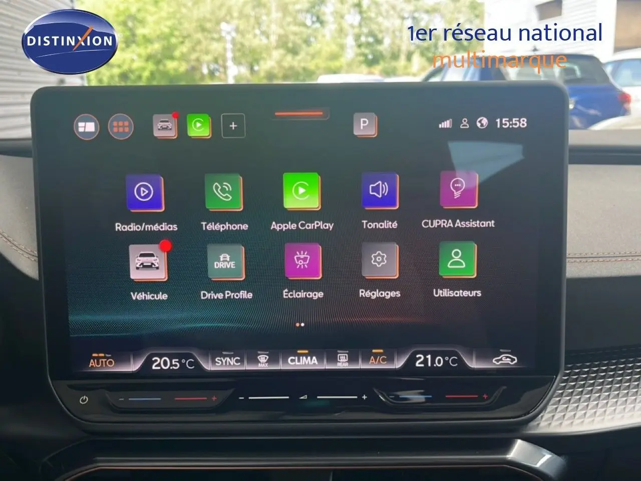 Écran tactile central affichant les options multimédia et climatisation dans l’habitacle d’une CUPRA Formentor 2026.