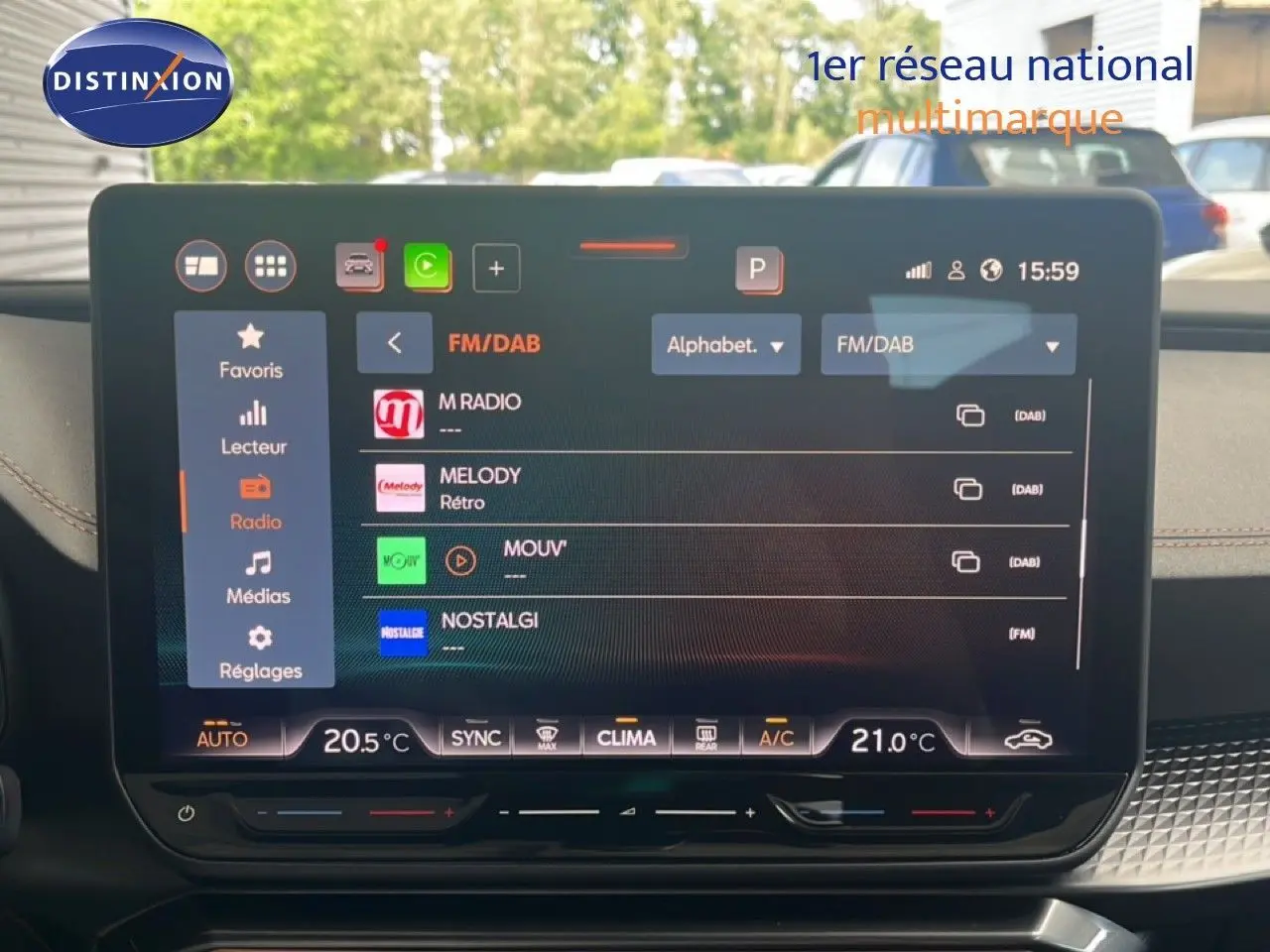 Écran tactile central du tableau de bord du CUPRA Formentor 1.5 eTSI 150CH en bleu Fjord, affichant les radios FM/DAB.