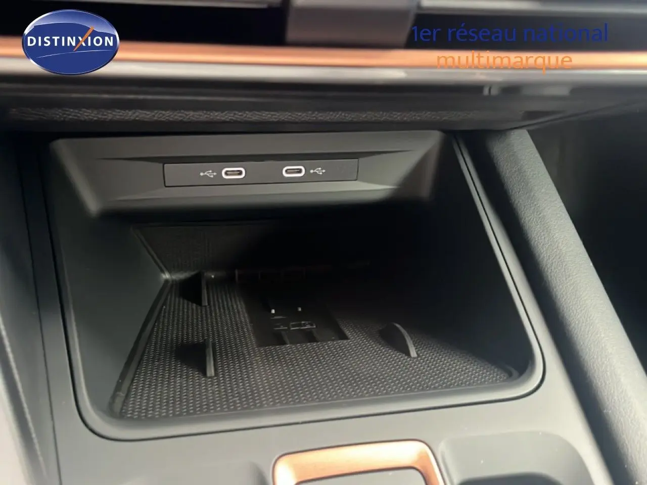Gros plan sur la console centrale du CUPRA Formentor 2026, montrant les ports USB-C et un espace de rangement noir.