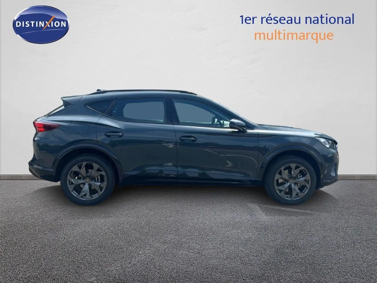 Profil droit d'un CUPRA Formentor 1.5 eTSI 150CH DSG7 bleu Fjord Métal, SUV hybride essence 2026, jantes alliage distinctives.