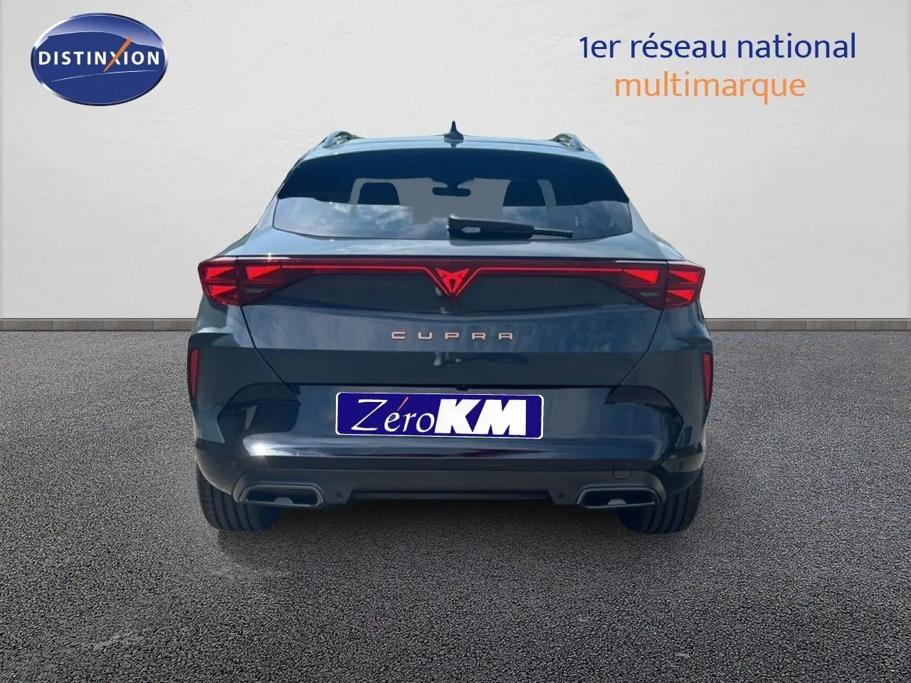 Vue arrière d'une CUPRA Formentor bleu Fjord Metal avec feux arrière en bandeau lumineux et double sortie d'échappement.