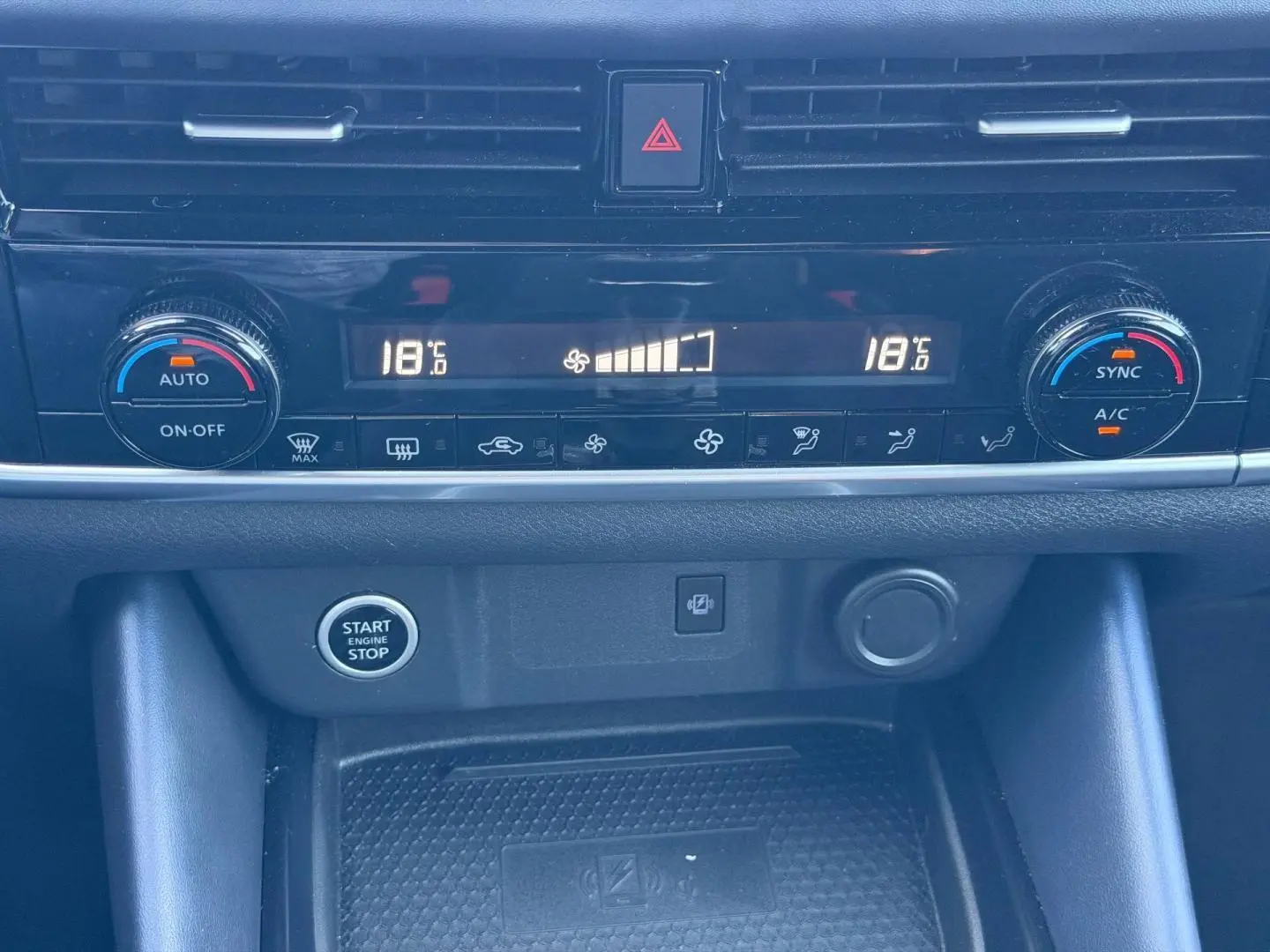 Détail de la console centrale du Nissan Qashqai rouge 2022, montrant la climatisation bi-zone et bouton start/stop.