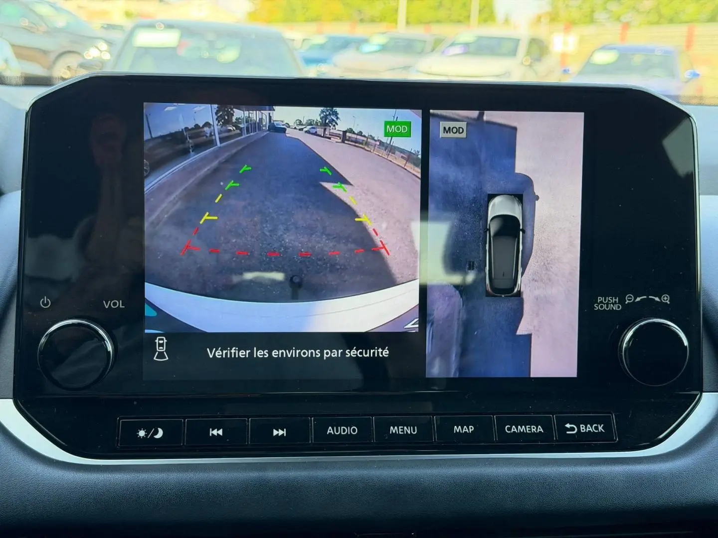 Écran tactile intérieur du Nissan Qashqai 2022 montrant la caméra de recul et la vue panoramique 360° en stationnement.