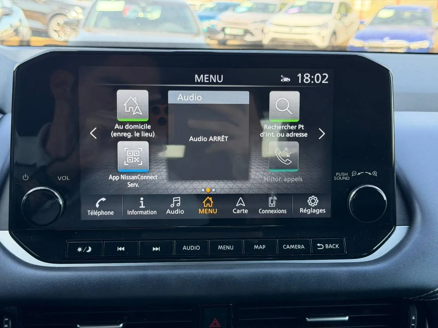 Écran tactile central du Nissan Qashqai 2022 affichant le menu principal avec options audio et navigation.