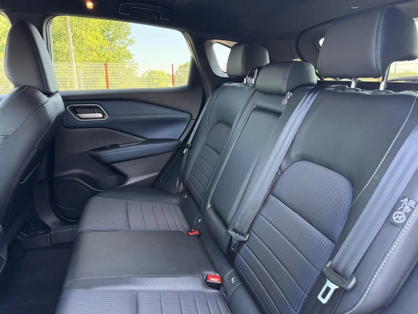 Vue intérieure côté droit montrant la banquette arrière noire du Nissan Qashqai 1.3 Mild Hybrid 2022.