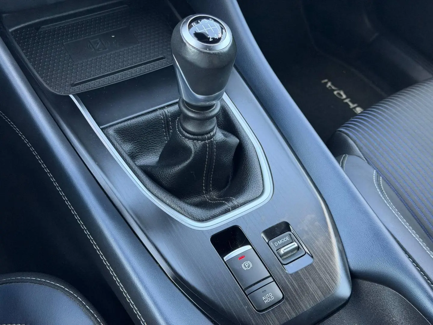 Gros plan sur la console centrale avec levier de vitesse manuel en cuir et commandes D-Mode du Nissan Qashqai 2022.