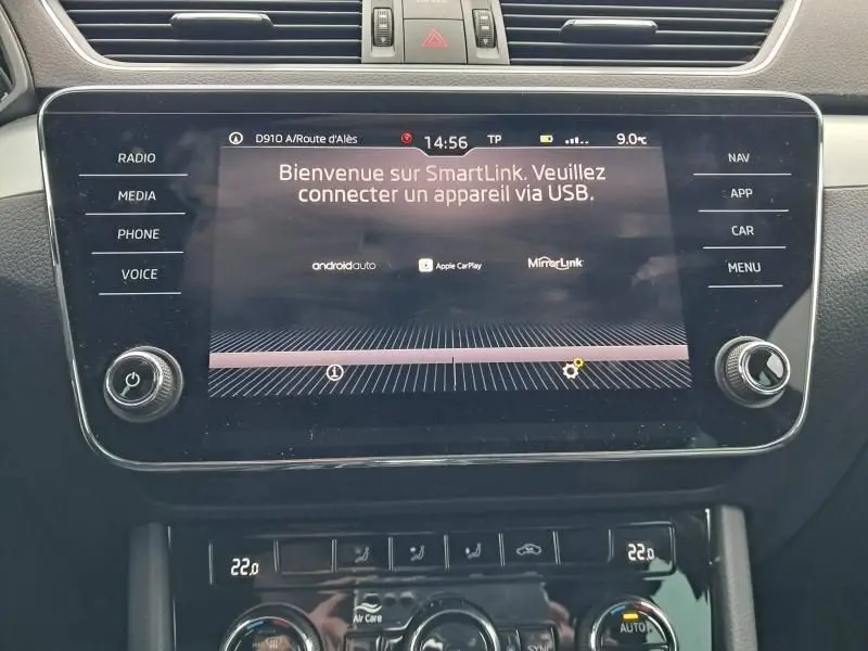 Écran tactile central du tableau de bord d'une Skoda Superb Combi bleu métal 2018, affichant SmartLink.