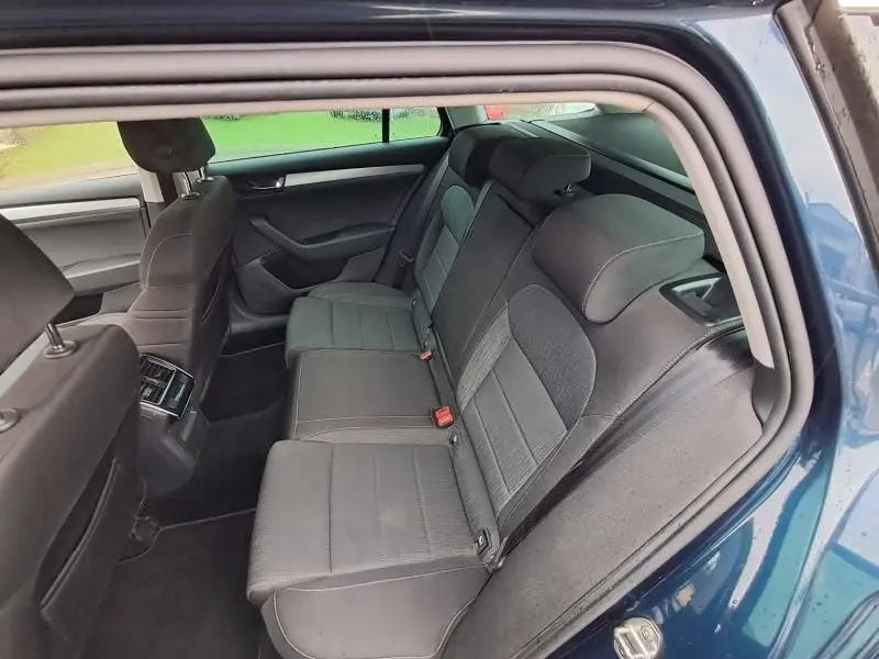 Vue intérieure côté droit des sièges arrière en tissu gris d'une Skoda Superb Combi bleu métal de 2018.