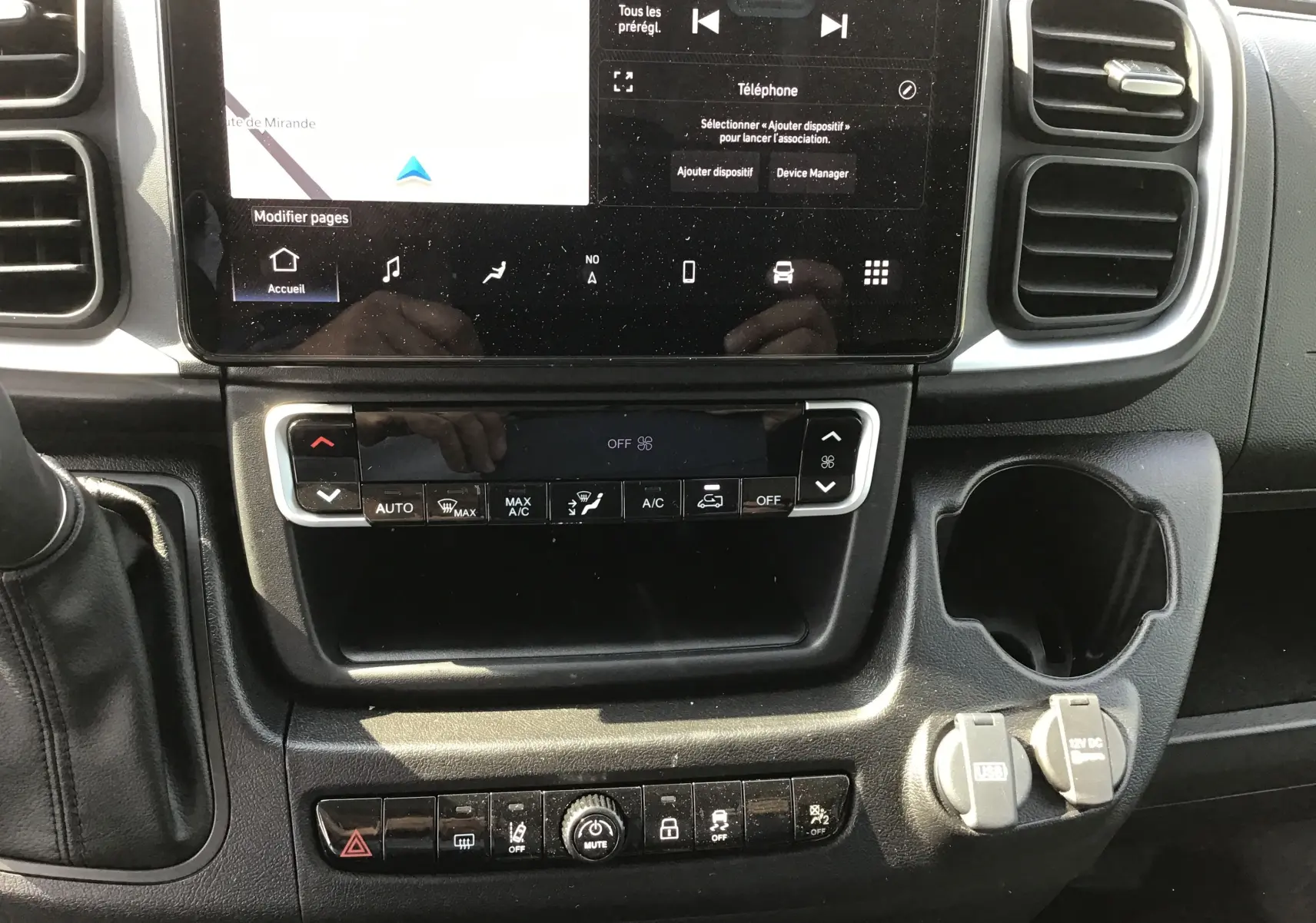 Tableau de bord du Peugeot Boxer Fourgon gris Artense, vue centrée sur la console avec écran tactile et commandes climatisation.