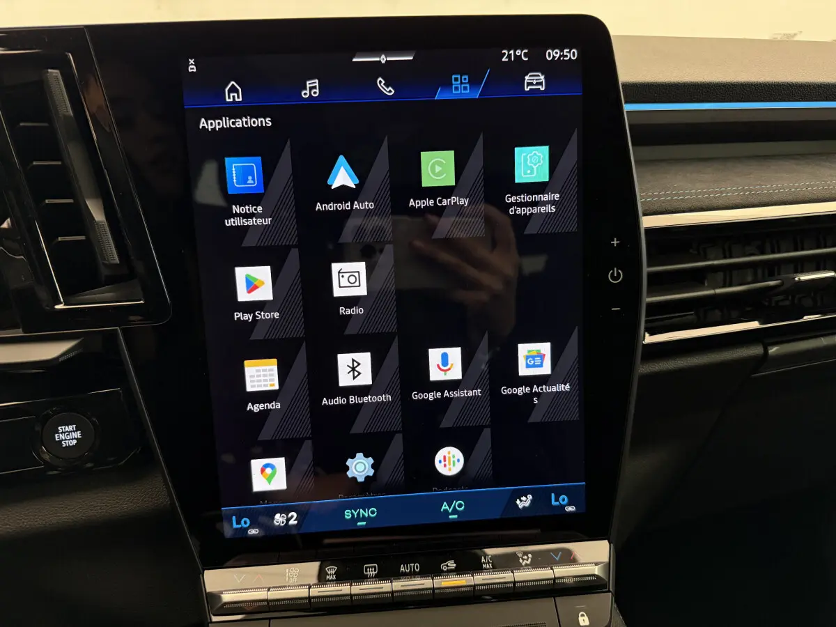 Écran tactile central affichant les applications multimédia dans l'habitacle noir du Renault Espace gris foncé esprit Alpine.