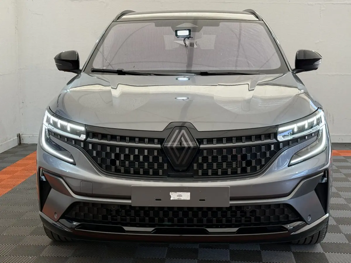 Vue frontale du Renault Espace esprit Alpine gris foncé avec calandre noire et feux LED allumés.