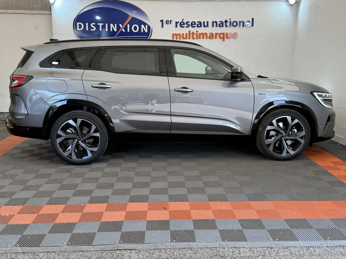 Profil droit d'un Renault Espace 2025 gris foncé esprit Alpine 7 places avec jantes noires et toit noir.