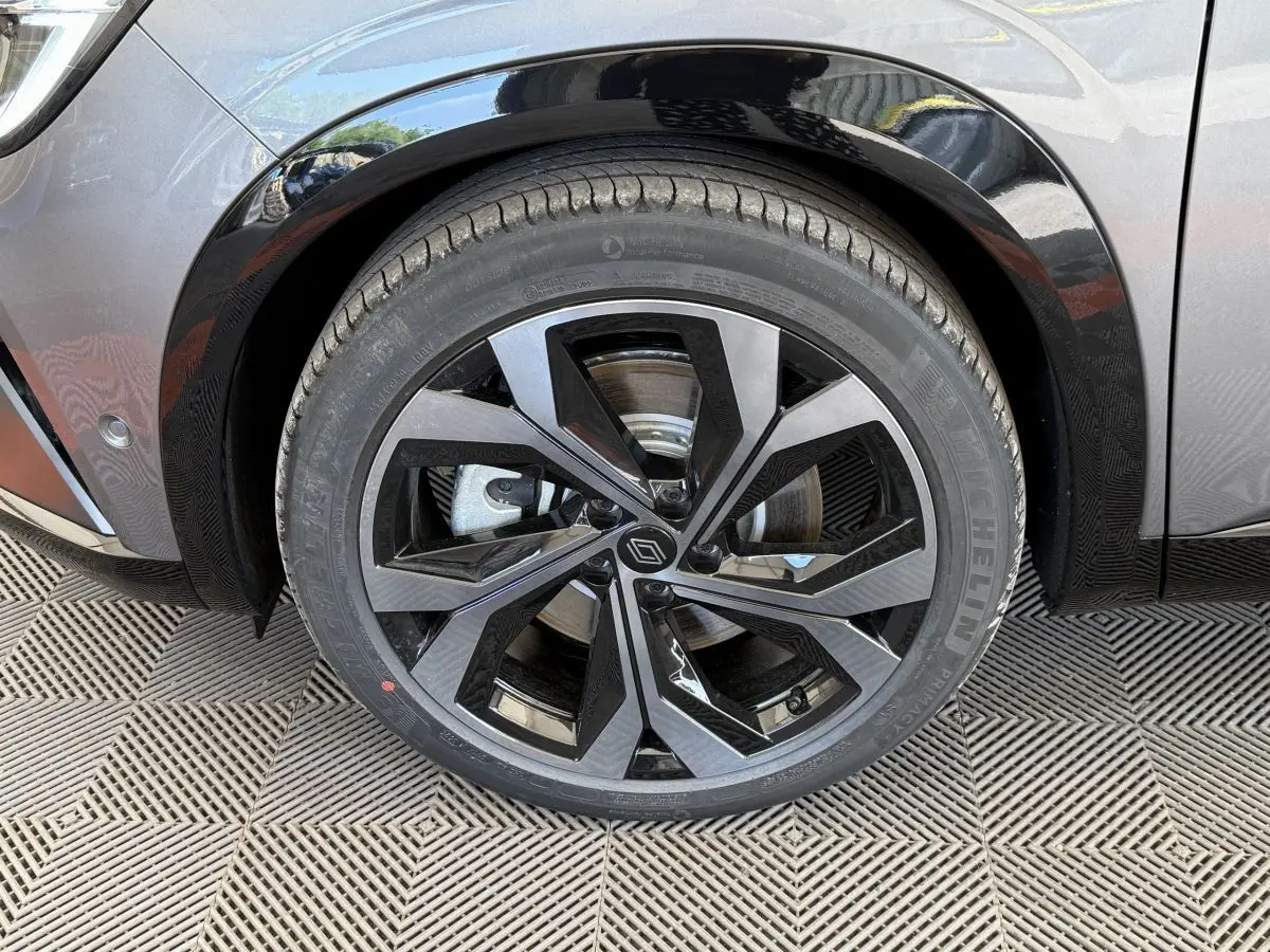 Gros plan sur la roue avant gauche du Renault Espace gris foncé esprit Alpine avec jante noire et grise au design moderne.