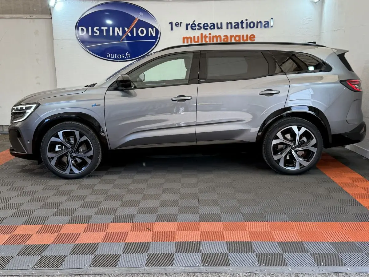 Profil droit du Renault Espace gris foncé esprit Alpine 7 places, avec jantes distinctives et toit noir contrasté.