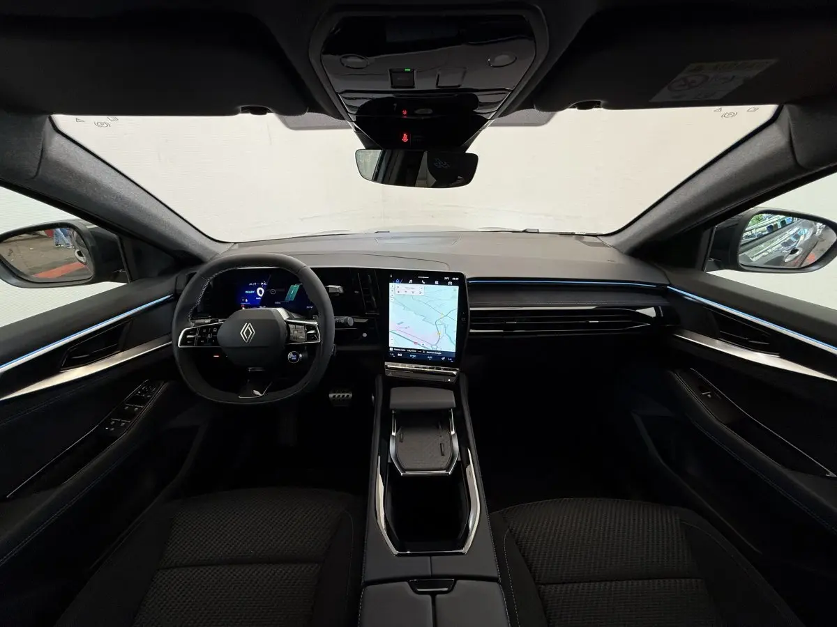 Intérieur noir du Renault Espace 2025 esprit Alpine, vue frontale sur tableau de bord avec écran tactile vertical et volant multifonctions.