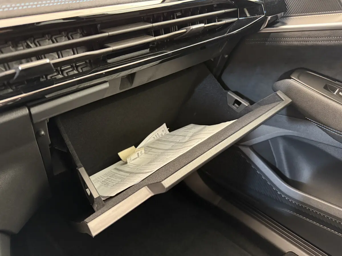 Gant de rangement ouvert côté passager intérieur noir avec documents dans un Renault Espace gris foncé esprit Alpine 2025.