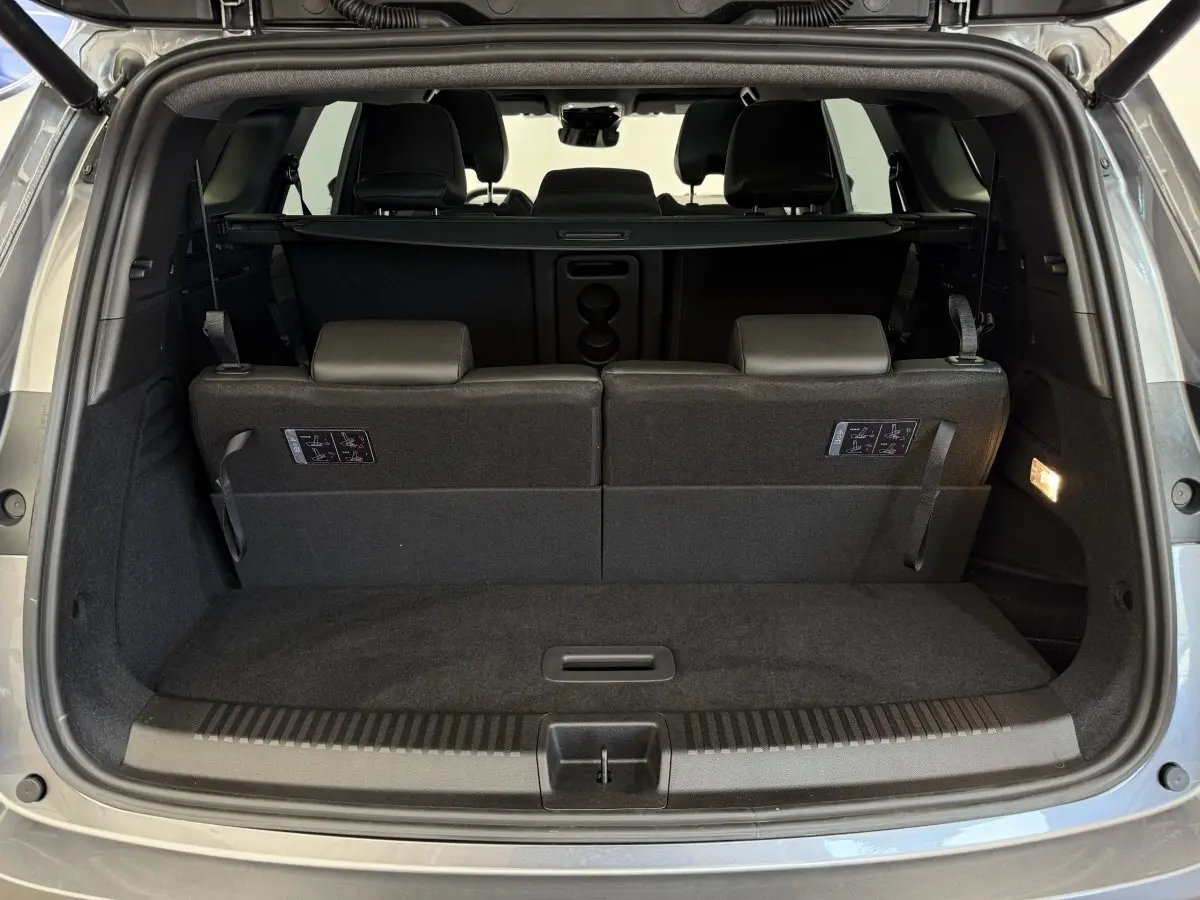 Vue arrière du coffre gris foncé du Renault Espace esprit Alpine 7 places avec 3ème rangée de sièges rabattables.