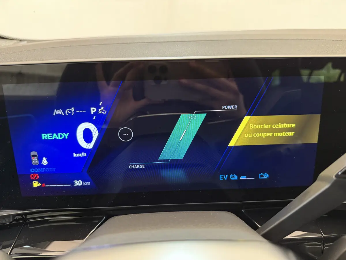 Affichage numérique du combiné instruments du Renault Espace gris foncé, avec indicateurs de charge et alerte ceinture.