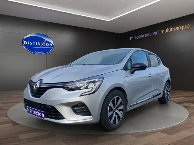 Renault Clio V TCE 90 gris Highland vue 3/4 avant droit, vitres arrière surteintées et projecteurs Full LED en C.