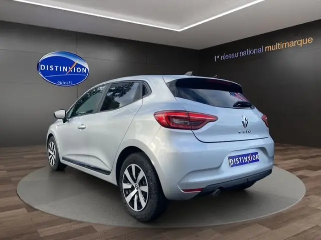 Vue 3/4 arrière droite d'une Renault Clio V gris Highland avec vitres arrière surteintées et feux LED signature en C.