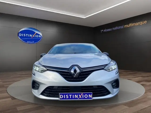 Vue frontale d'une Renault Clio V TCE 90 Evolution gris Highland avec projecteurs Full LED et radar de recul visible.