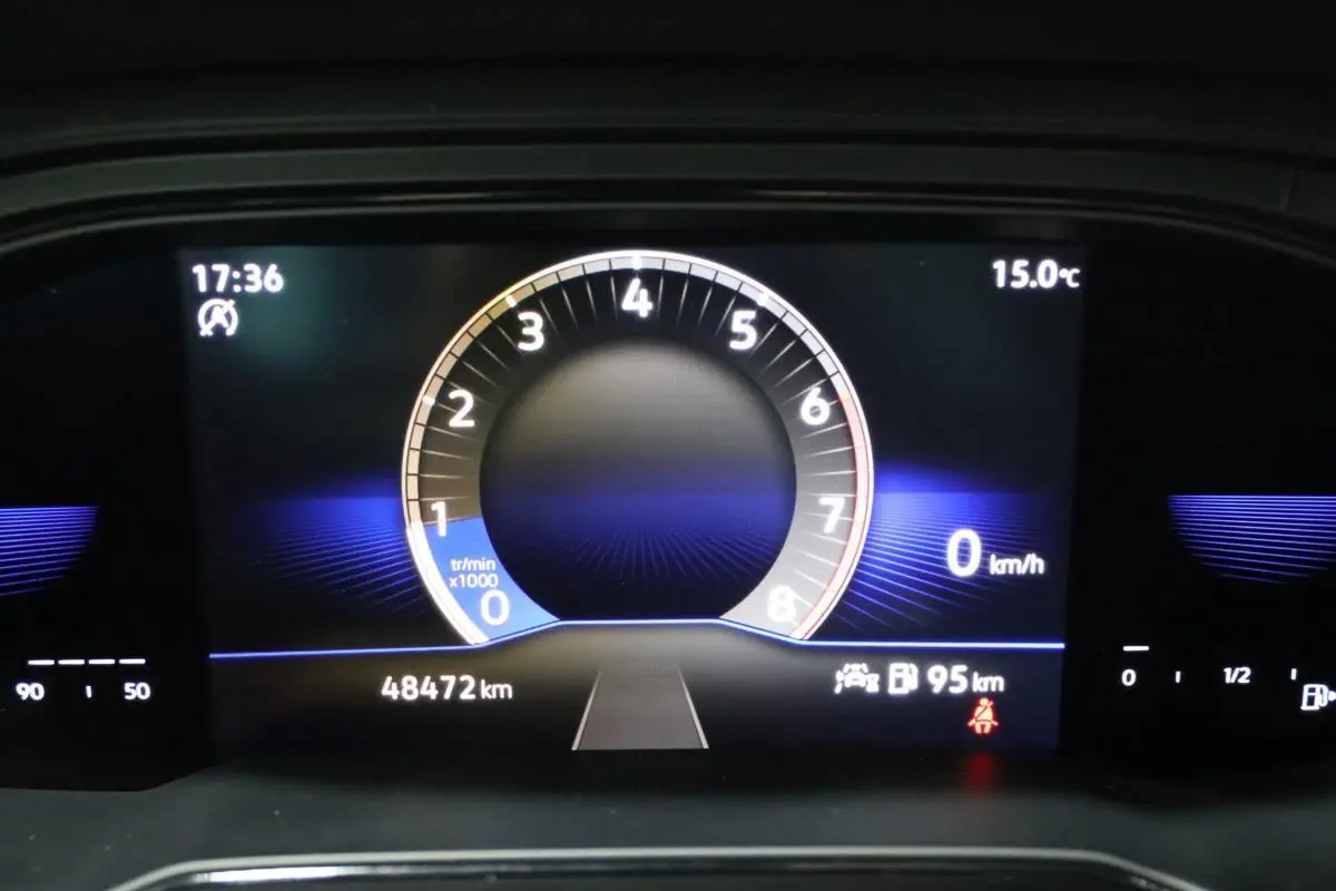 Affichage numérique du tableau de bord de la Volkswagen Polo 1.0 essence 2022, montrant le compte-tours et la vitesse à 0 km/h.