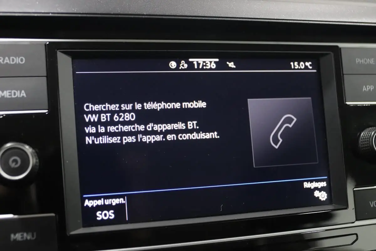 Écran central de la Volkswagen Polo 2022 affichant les instructions de connexion Bluetooth, vue rapprochée du tableau de bord.