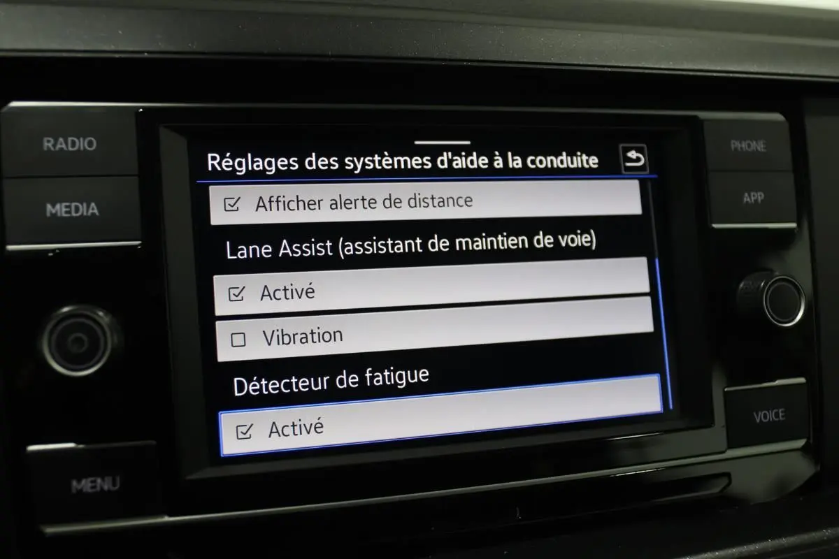 Écran central de la Volkswagen Polo 2022 affichant les réglages des aides à la conduite, avec options activées.